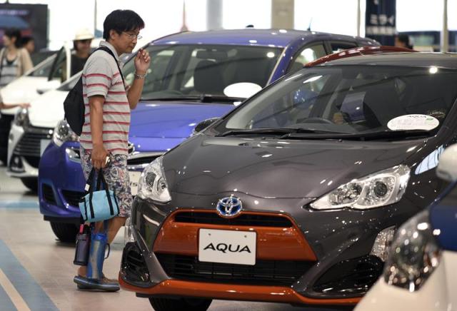 Varias personas visitan un concesionario de Toyota en Tokio (Japón) hoy, martes 4 de agosto de 2015. El fabricante nipón de vehículos Toyota Motor obtuvo entre abril y junio, primer trimestre fiscal, un beneficio neto de 646.300 millones de yenes (4.758 millones de euros), un 10 por ciento interanual más, favorecido por la debilidad del yen y la reducción de costes. EFE/Franck Robichon