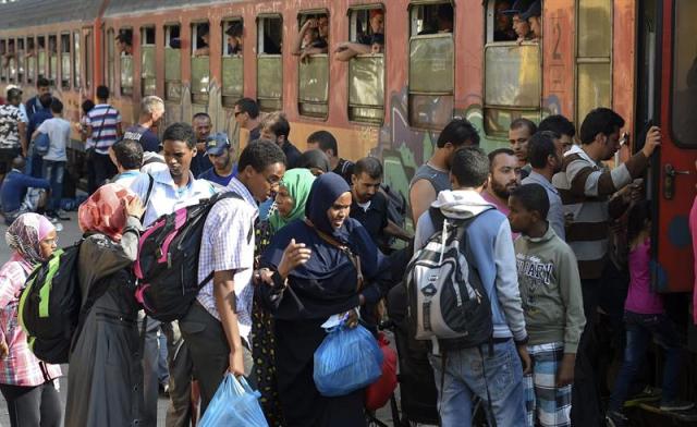 Numerosos inmigrantes se disponen a tomar un tren con destino a la frontera serbia en la localidad de Gevgelija, Macedonia, hoy 4 de agosto de 2015. Grecia e Italia se han convertido en los principales países de llegada de la inmigración ilegal por causas políticas y económicas y puente para cruzar Europa. Según la Organización Internacional de la Inmigración 160.000 inmigrantes han llegado a ambos países desde mediados de junio. EFE/Georgi Licovski