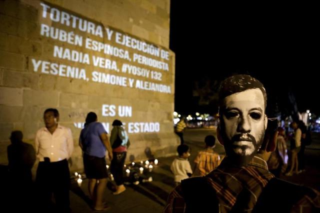  Fotógrafos de prensa y miembros de organizaciones civiles del estado de Oaxaca (México) participan hoy, lunes 3 de agosto de 2015, en un homenaje-protesta por el asesinato del fotoperiodista Rubén Espinosa este viernes en Ciudad de México. El sepelio de Espinosa se convirtió en un acto que decenas de sus colegas asumieron como el adiós a uno de los duros del clan. EFE/Mario Arturo Martínez