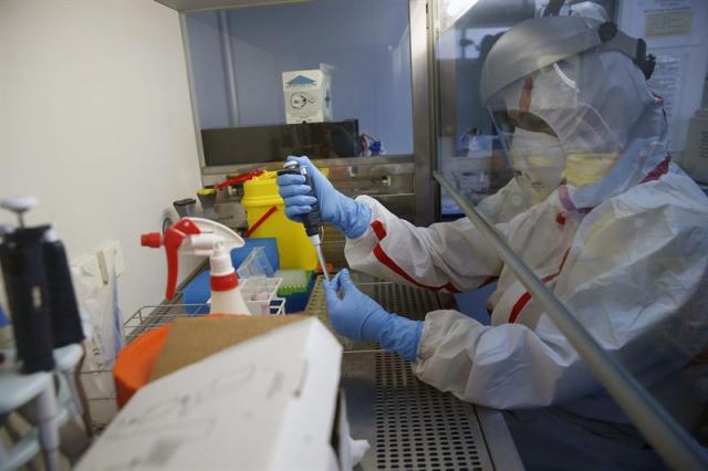 Con motivo del primer aniversario de la llegada a España de un paciente infectado con ébola, el Instituto de Salud Carlos III abre por primera vez las puertas de su laboratorio de alta seguridad P-3 a los medios. En la foto, una investigadora trabajando en el laboratorio. EFE/J.J. Guillén