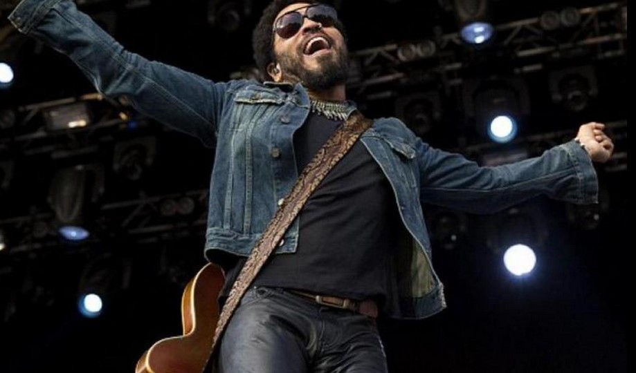 ¡Lenny Kravitz nos engañó! El bulto entre sus pantalones era puro aire (Video)