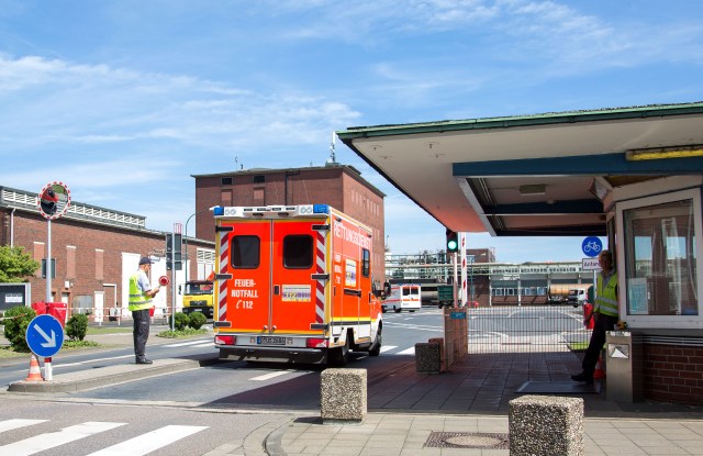 Rescuers arrive at a chemical industrial site in Krefeld, northwestern Germany, on August 5, 2015 after an explosion occurred at a nitrogen tank, wounding at least 5 people.   AFP PHOTO / DPA / CHRISTOPH REICHWEIN +++ GERMANY OUT