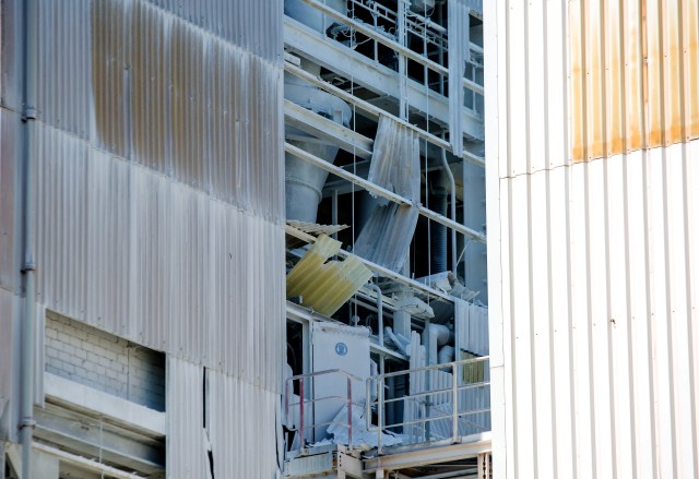 A wall at a chemical industrial site in Krefeld, northwestern Germany, on August 5, 2015 is partially destroyed after an explosion occurred at a nitrogen tank, wounding at least 5 people.   AFP PHOTO / DPA / CHRISTOPH REICHWEIN +++ GERMANY OUT