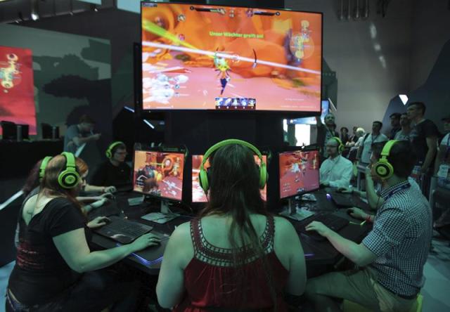 Visitantes prueban el videojuego Gigantic durante la "Gamescom 2015", la principal feria de juegos interactivos que tiene lugar en Colonia, Alemania, hoy, 5 de agosto de 2015. La nueva edición de Gamescom se celebra del 5 al 9 de agosto de 2015. EFE/OLIVER BERG