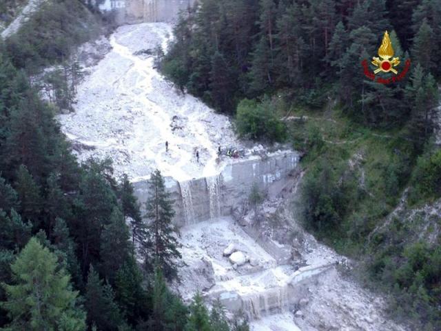 Fotografía facilitada por el cuerpo de bomberos italiano que muestra una vista aérea de uno de los lugares dende se ha producido un deslizamiento de tierra en San Vito di Cadore (Italia) hoy 5 de agosto de 2015. Al menos tres personas han fallecido en las últimas horas a causa de las fuertes lluvias que han provocado deslizamientos de tierra en la zona de San Vito di Cadore, en la provincia de Belluno (norte de Italia). Así lo confirmó hoy el alcalde del municipio de San Vito di Cadore, Franco de Bon, quien señaló que los fallecidos son una adolescente, otro hombre "aún sin identificar", y un turista polaco. EFE/Vigili Del Fuoco