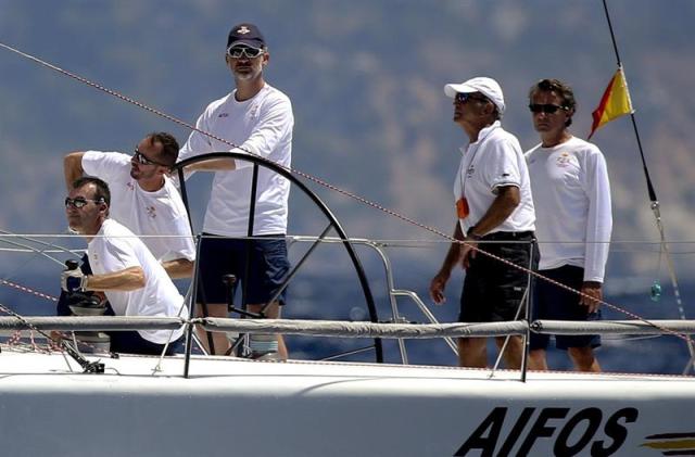 El rey Felipe VI al mando del Aifos participa en la tercera jornada de la 34 edición de la Copa del Rey Mapfre de Vela que se celebra en el Real Club Naútico de Palma de Mallorca. EFE/Ballesteros