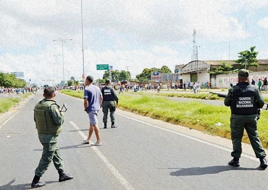  El disparador de las protestas el pasado viernes terminó siendo las fallas de transporte, relatan los fiscales de tránsito 