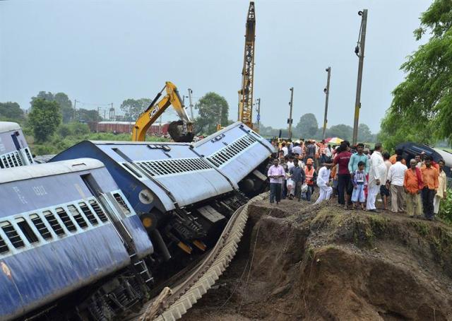 Miembros de los servicios de rescate trabajan en el lugar en el que dos trenes colisionaron cerca de la localidad de Harda, en el estado de Madhya Pradesh, en el centro de la India, hoy, 6 de agosto de 2015. Al menos 27 personas murieron ayer y otras 25 resultaron heridas a causa de una riada provocada por las lluvias que arrastró dos trenes cerca de Harda. El accidente ocurrió después de que dos trenes, el Kamayani Express y el Janata Express, fueron arrastrados por una fuerte riada tras haberse detenido previamente en un puente, dijo el portavoz de ferrocarriles, Alok Kumar. La red ferroviaria india es, con 65.000 kilómetros de recorrido, la cuarta por longitud del mundo, detrás de Estados Unidos, Rusia y China; cuenta con 1,3 millones de empleados y 12.500 trenes y transporta a diario a unos 23 millones de pasajeros. EFE/SANJEEV GUPTA