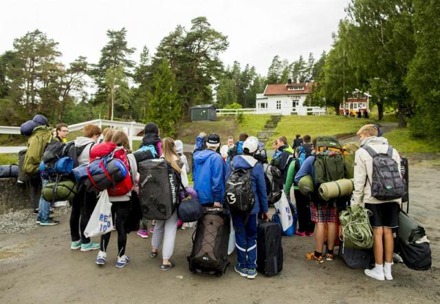 Varios jóvenes llegan a la isla de Utøya (Noruega) hoy, 6 de agosto de 2015. Más de mil miembros de las Juventudes Laboristas noruegas participarán a partir de mañana en el campamento de verano que la formación organizará en Utøya por vez primera después de la matanza cometida en la isla por el ultraderechista Anders Behring Breivik en 2011.EFE/Vegard Wivestad Groett 