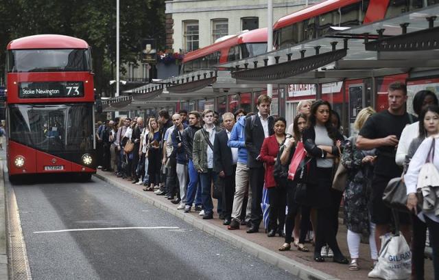 Una multitud de peatones esperan su autobús en Londres (Reino Unido) hoy 06 de agosto de 2015. Trabajadores de metro han convocado una huelga para hoy lo que ha ocasionado que millones de personas hayan tenido que buscar un transporte alternativo. EFE/Andy Rain