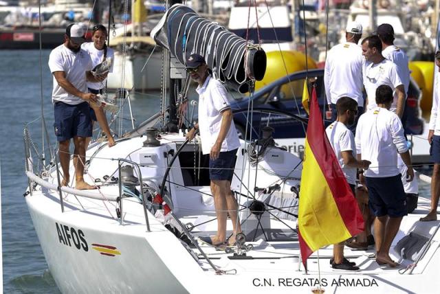 El rey Felipe a su llegada hoy al club Naútico de Palma antes de participar en la cuarta jornada de la 34ª Copa del Rey de Vela en aguas de la Bahía de Palma, al mando de la embarcación "Aifos" de la Armada Española. EFE/Ballesteros