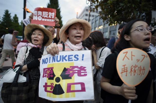 Varios activista corean consignas contra la reapertura de un reactor nuclear en el suroeste del país durante una concentración ante la residencia oficial del primer ministro, Shinzo Abe, en Tokio (Japón) hoy, 11 de agosto de 2015. Tras un apagón nuclear de dos años Japón reactivó hoy la central de Sendai, la primera que empleará además patrones de seguridad más estrictos, algo que no evita el rechazo mayoritario de una ciudadanía temerosa de revivir otro desastre como el de Fukushima. EFE/Franck Robichon