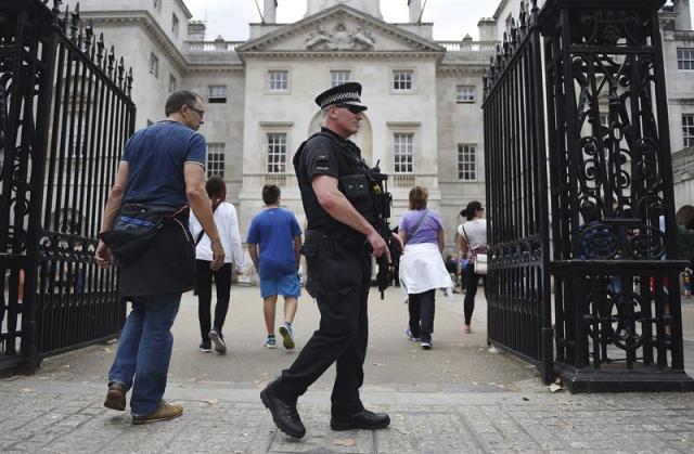 Un agente de policía permanece en guardia en el Horseguards Parade de Londres, Reino Unido, hoy 11 de agosto de 2015. Las medidas de seguridad se han intensificado por amenaza terrorista para la celebración del Día de la Victoria sobre Japón (Día V-J). La reina Isabel II y los demás miembros de la familia real asistirán al evento que marca el fin de la Segunda Guerra Mundial el próximo 15 de agosto. EFE/Andy Rain