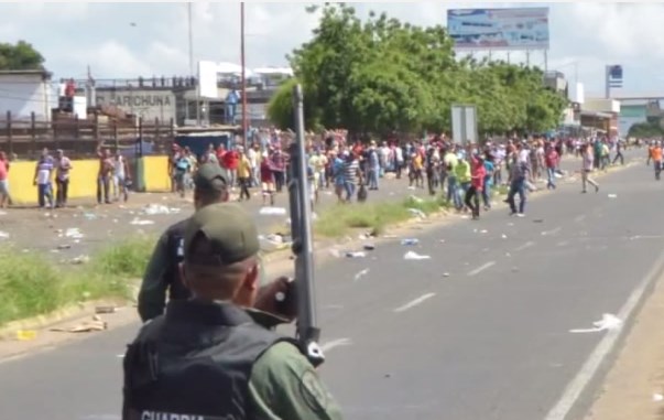 En video: El señor de la pollera saqueada en San Félix cuenta su tragedia