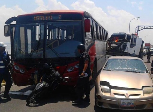 Un hombre cayó al Lago de Maracaibo tras choque múltiple