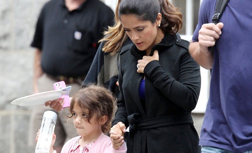 Salma Hayek logra restricción a mujeres que amenazan con secuestrar a su hija