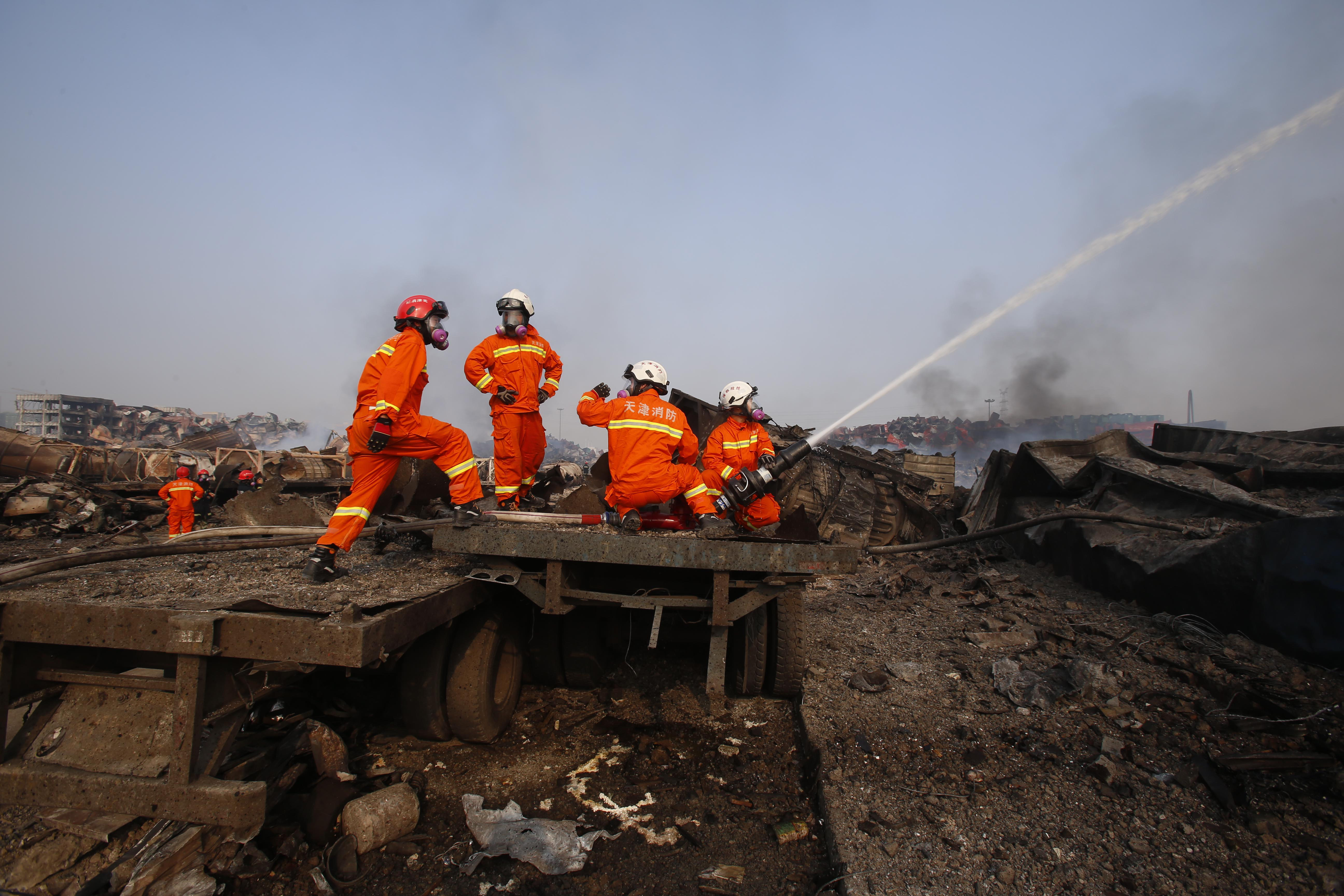 Aumenta a 112 los muertos en potentes explosiones en el puerto Tianjin