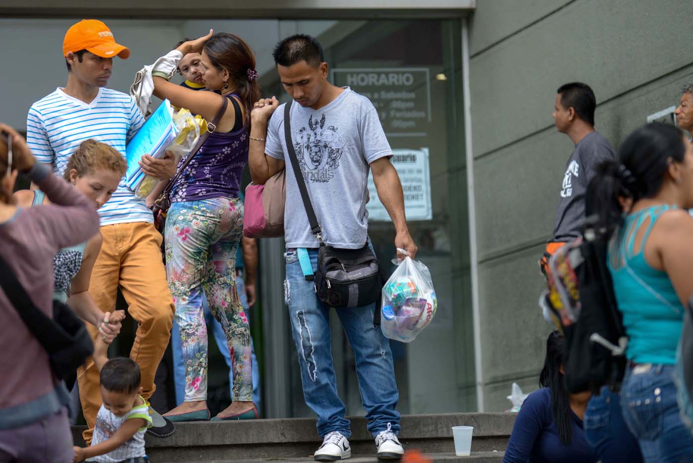 Humor, resignación y rabia en las colas de los supermercados de Venezuela