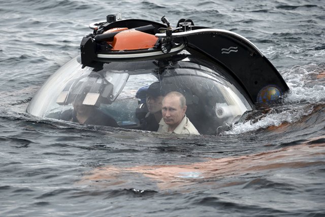 Foto: El presidente ruso, Vladimir Putin se ve a través de una ventana de un batiscafo investigación mientras sumergirse en las aguas del Mar Negro mientras participa en una expedición cerca de Sebastopol, Crimea, 18 de agosto de 2015. / REUTERS