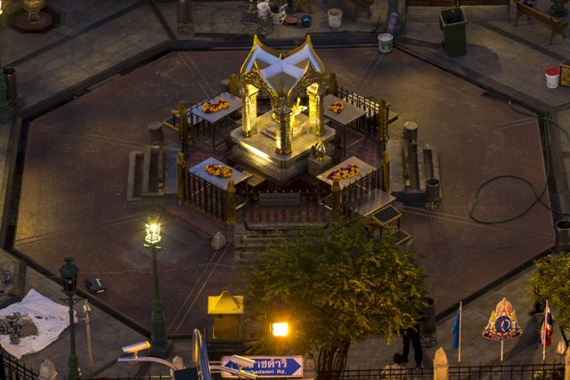 Foto: El santuario de Erawan, el lugar de la explosión mortal del lunes, se representa después de los escombros fue absuelto en el centro de Bangkok, Tailandia, 18 de agosto de 2015. Las autoridades de Tailandia, dijo el martes que estaban buscando a un sospechoso visto en la televisión de circuito cerrado (CCTV) imágenes cerca del famoso santuario donde la explosión de una bomba mató a 22 personas, casi la mitad de ellos extranjeros. REUTERS