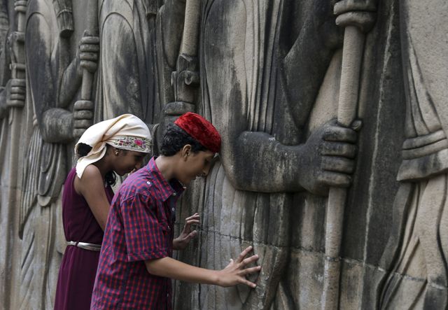 Foto: Dos indios zoroastrianos o parsis rezan junto a las estatuas del templo del fuego con motivo del "Nowruz", el año nuevo parsi, en Bombay (India) hoy 18 de agosto de 2015. EFE