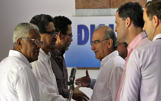 HAB02. LA HABANA (CUBA), 03/12/2014.- El comandante de las Fuerzas Armadas Revolucionarias de Colombia (FARC), Iván Márquez (c-i), y el representante del Gobierno colombiano, Humberto de la Calle (c-d), se saludan al concluir la lectura de una declaración conjunta de ambas partes hoy, miércoles 3 de diciembre de 2014, en La Habana (Cuba). El Gobierno de Colombia y la guerrilla de las FARC dieron por superada la crisis de los diálogos de paz y anunciaron que el próximo ciclo de negociaciones se celebrará en La Habana entre el 10 y el 17 de diciembre. EFE/Alejandro Ernesto