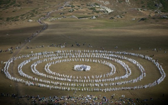 Foto: Los miembros de un movimiento religioso internacional llamada la Hermandad Blanca realizar danza ritual en la parte superior de la montaña de Rila, cerca Babreka lago, el 19 de agosto de 2015. Más de 1.500 peregrinos se reunieron hoy de alta en las montañas Rila de Bulgaria para marcar su "espiritual" nuevo año con una danza meditativa colectiva creen los conecta con los ritmos cósmicos y supera el blues. La enseñanza del movimiento, cuyo fundador es búlgaro Peter Deunov, combina aspectos del cristianismo y el hinduismo con un fuerte énfasis en el amor fraternal, una dieta saludable y vivir en armonía con la naturaleza. AFP