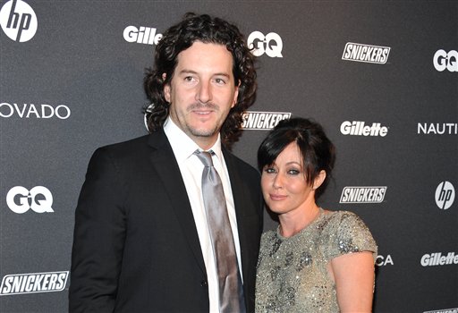 En esta foto del 27 de octubre del 2010, la actriz Shannen Doherty y su esposo, Kurt Iswarienko, asisten a un evento de la revista GQ en Nueva York. Doherty está luchando con un cáncer de mama que se empeoró en un periodo en el que no tuvo seguro médico por una falla cometida por sus gerentes de negocios, alega la actriz en una demanda presentada el miércoles 19 de agosto del 2015. (AP Foto/Evan Agostini, Archivo)