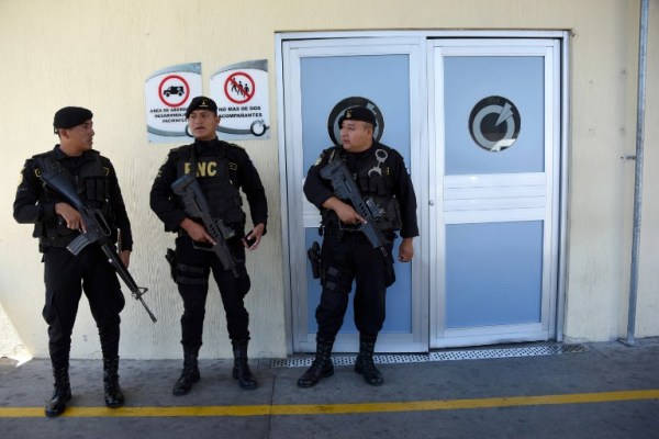 Foto: La policía montan guardia en el hospital Centro Médico donde el ex presidente Roxana Baldettishe permanece detenido por orden judicial en la Ciudad de Guatemala el 21 de agosto de 2015. Los miembros de una comisión de la ONU contra la impunidad en Guatemala y personal de la Oficina del Fiscal General allanaron la residencia del Viernes Baldetti busca de pruebas en un escándalo de corrupción masiva que se le acusa de estar involucrado / AFP