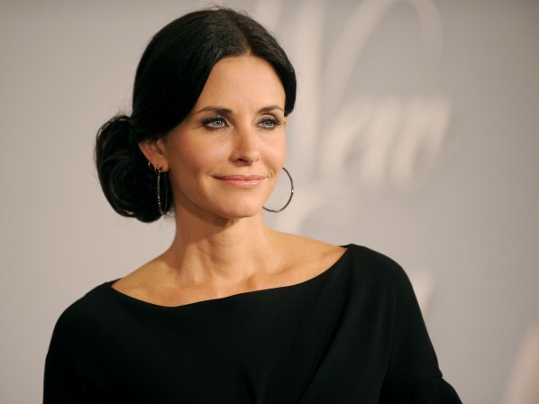 Una irreconocible Courteney Cox apareció en la alfombra roja (Foto)