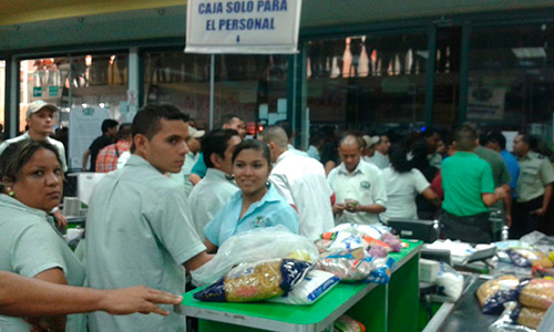 Compradores desesperados intentaron entrar a la fuerza en supermercado de San Diego