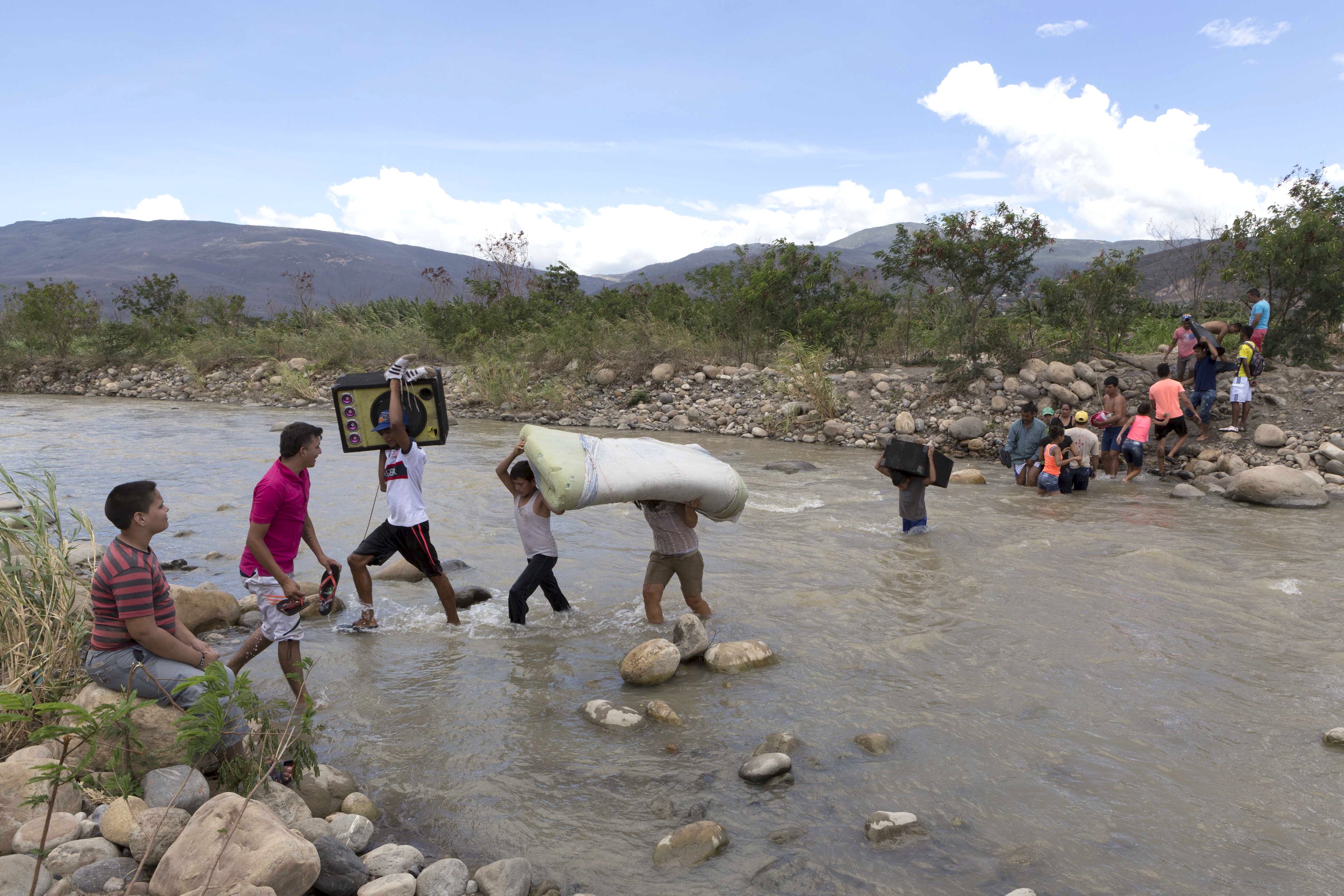 Pagan hasta Bs. 4.000 para cruzar la frontera “cargado en hombros”