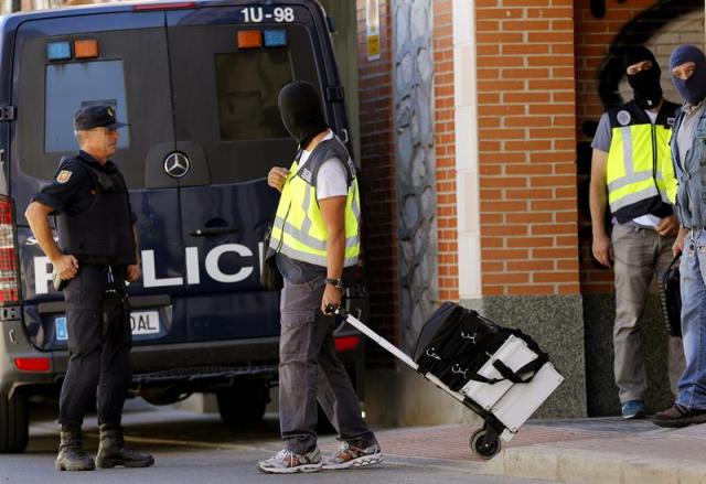 Agentes de la Policía Nacional han concluido el registro de la casa del supuesto yihadista detenido en la localidad madrileña de San Martín de la Vega, e la que han salido con maletas, mochilas, cajas y un ordenador, dentro de la operación en la que agentes de la Policía española y de la DGST de Marruecos han capturado, además de a este hombre, a otras personas en las ciudades de Fez, Casablanca, Nador, Alhucemas y Driouch como supuestos miembros de la red yihadista. EFE/Sergio Barrenechea