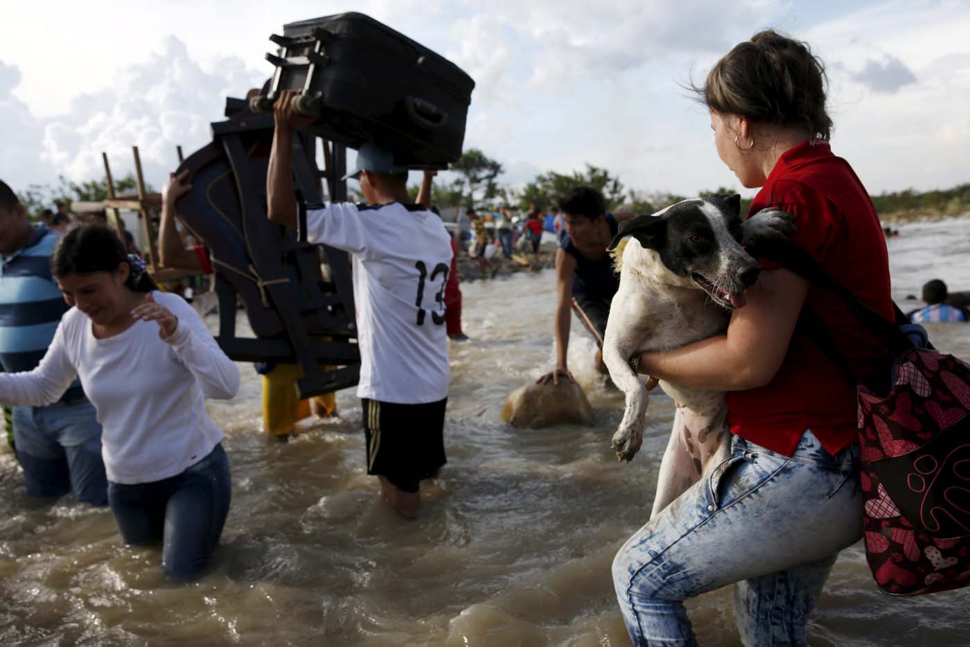 Colombianos angustiados huyen de Venezuela mientras se agudiza crisis en la frontera (Fotos)