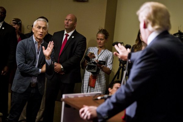 Foto: Jorge Ramos, un presentador de la cadena de televisión en español Univisión, fue expulsado el martes de la rueda de prensa de Donald Trump en Dubuque, Iowa / Reuters