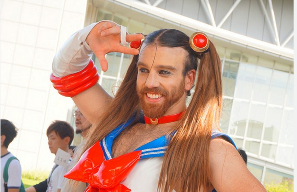 Como todo un “princeso” este rockero se viste de “Sailor Moon” en sus presentaciones (Foto)