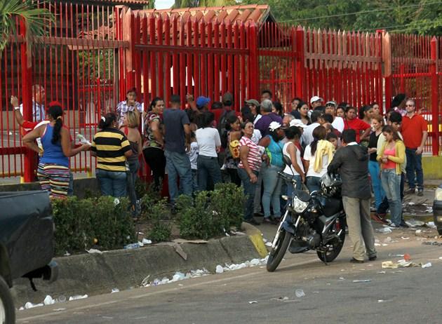 Foto: Ciudadanos permanecían en las afueras del establecimiento esperando que les vendieran algún producto / nuevaprensa.com.ve