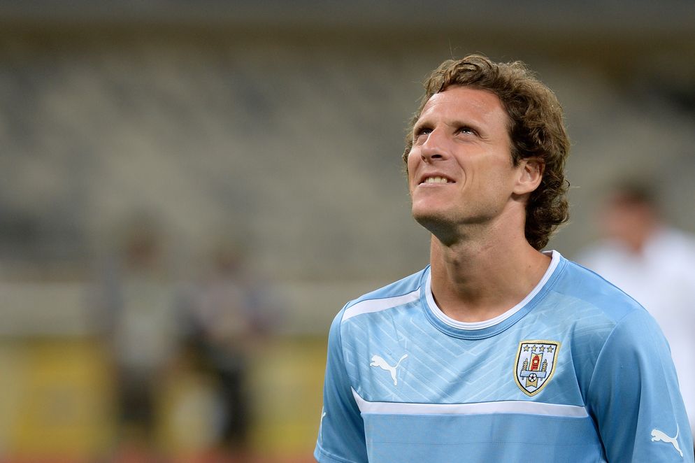 El uruguayo Diego Forlán anuncia su retirada del fútbol a sus 40 años