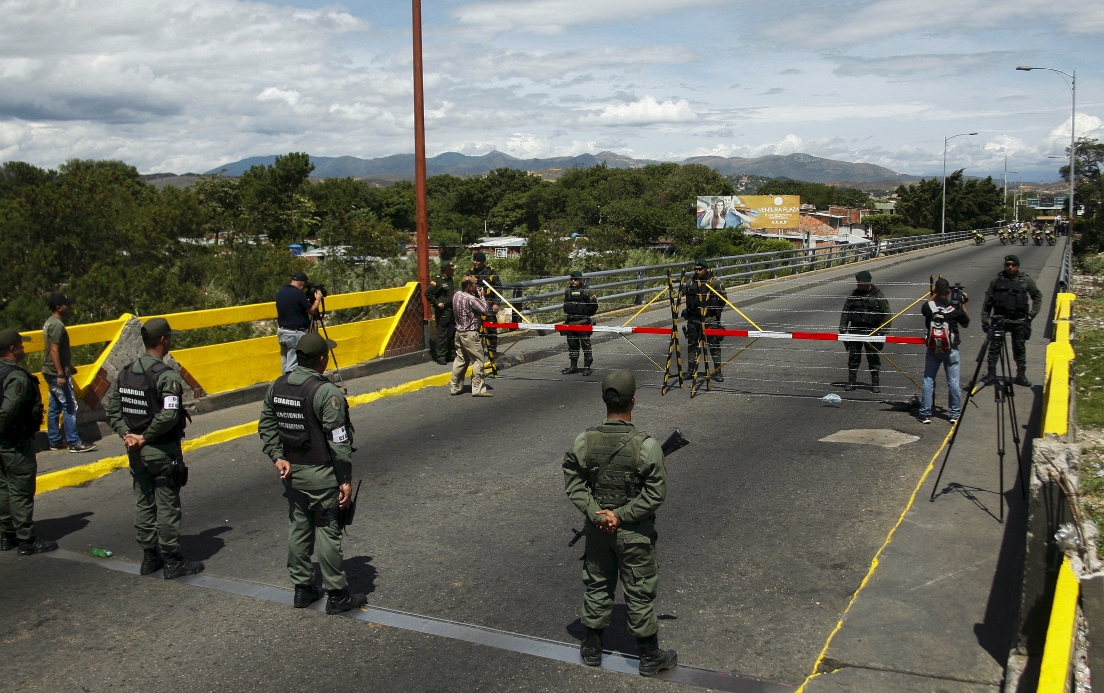 Denuncian que militares imponen trabas a los trabajadores para cruzar la frontera