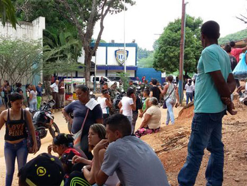 Los familiares de los occisos protestaron a las afueras de la morgue (Foto El Periodiquito)