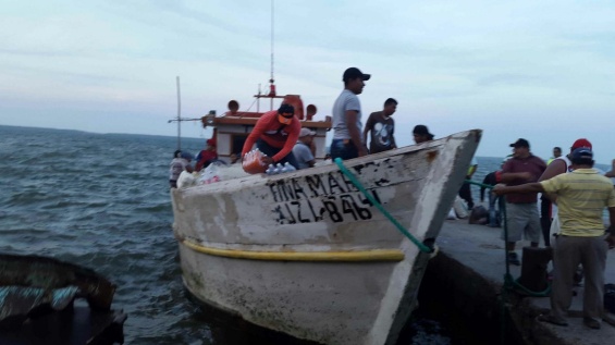 A falta de transporte, fabrican bongo para trasladarse desde Isla de Toas en Zulia