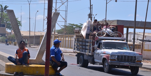 Un carro cargado con una mudanza sale de Venezuela hacia Colombia, por Paraguachón. / Foto: Héctor Palacio