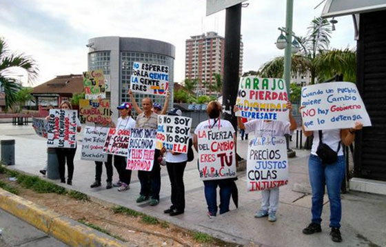 “El pueblo pelando y los enchufados robando”… Así protestan en Valencia este #2S (Fotos)