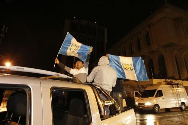 celebran la renuncia del presidente de Guatemala