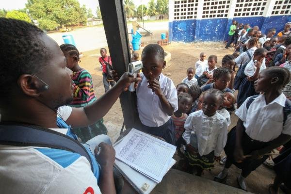 Toma de temperatura a niños en Monrovia para detectar posibles casos de ébola. EFE