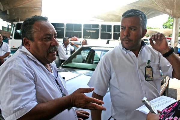 Los conductores que prestan servicio a Cúcuta dicen que el cierre está afectando a todo el sector. (Foto: Tulia Buriticá)