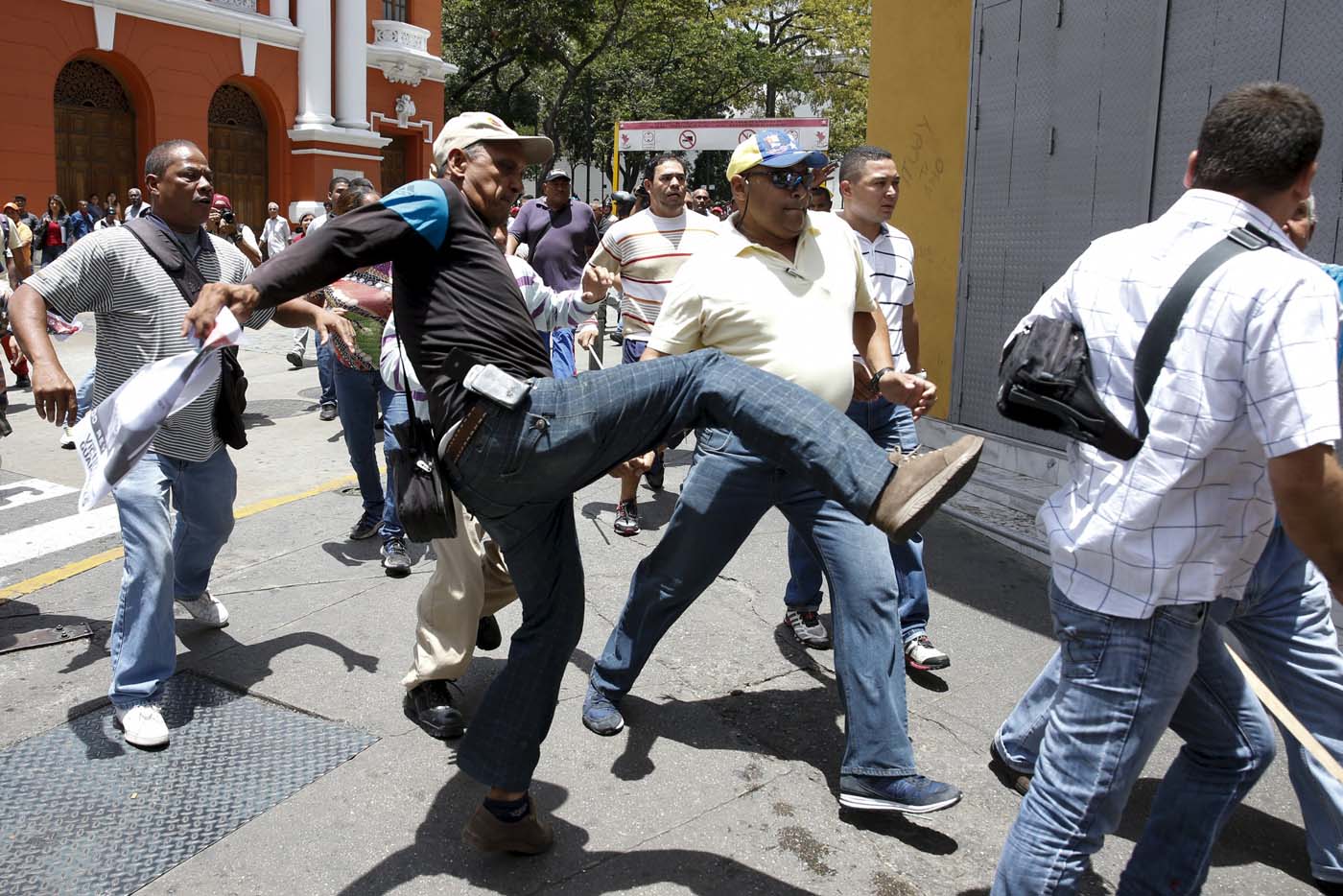 Las fotos de la agresión a opositores que dan la vuelta al mundo #10S