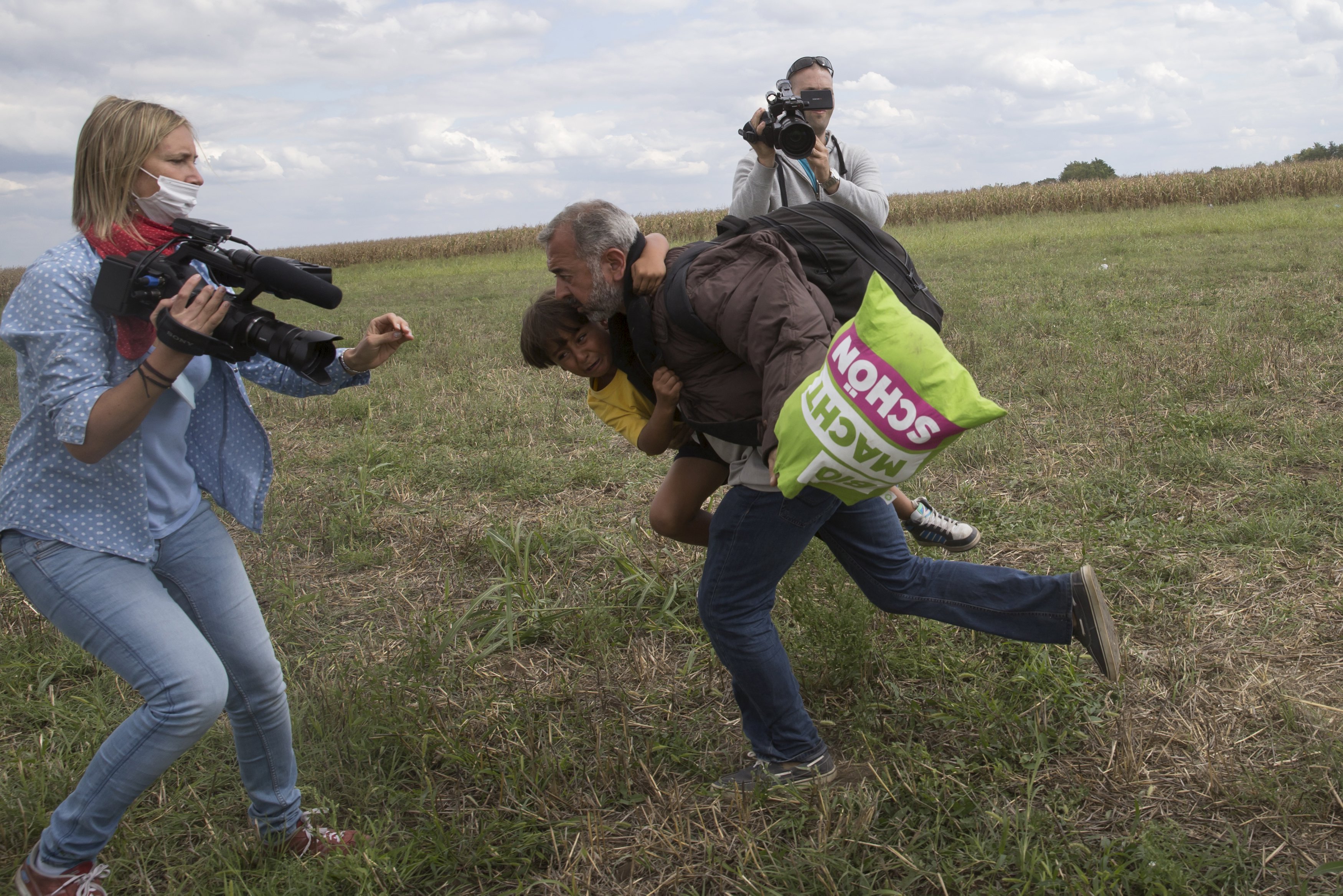 Periodista húngara que pateó a refugiados: No soy una racista que patea niños