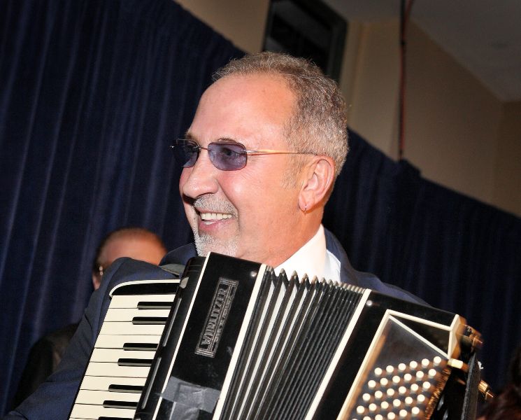 Emilio Estefan resalta el mensaje de su primer largometraje como productor