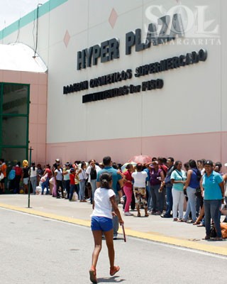 Margariteños hacen cola durante cuatro horas para comprar comida